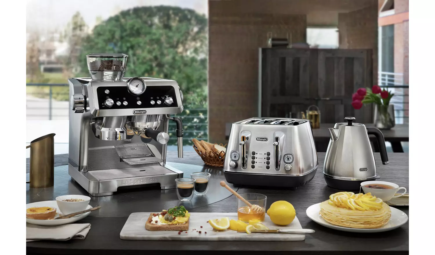 De'Longhi KBI3001.M Distinta Moments Kettle-Stainless Steel
