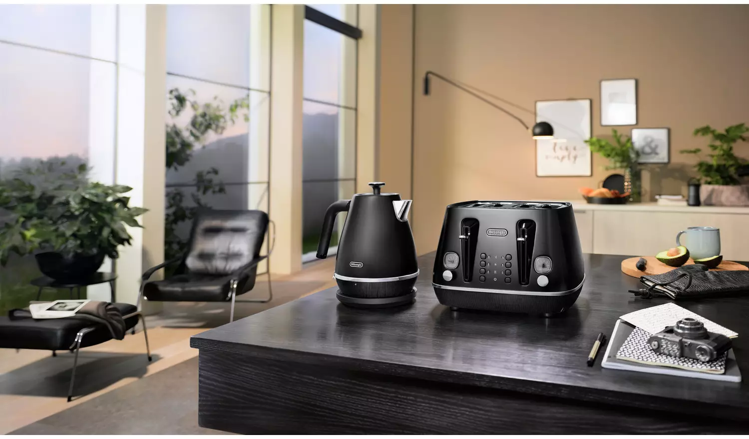 De'Longhi KBIN3001.BK Distinta Moments Kettle - Black