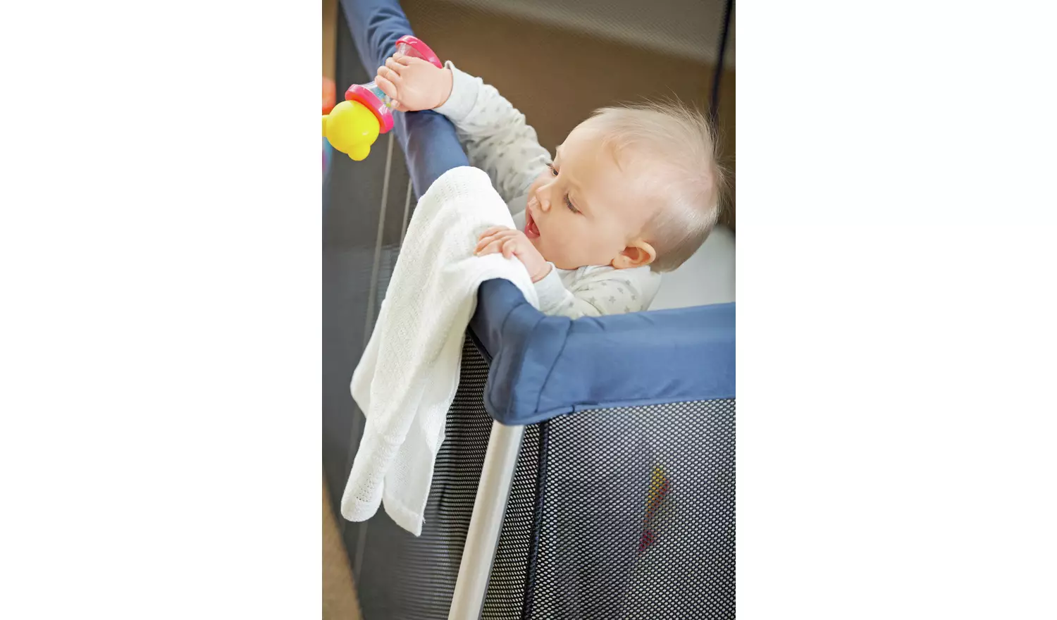 Cuggl Deluxe Superlight Travel Cot