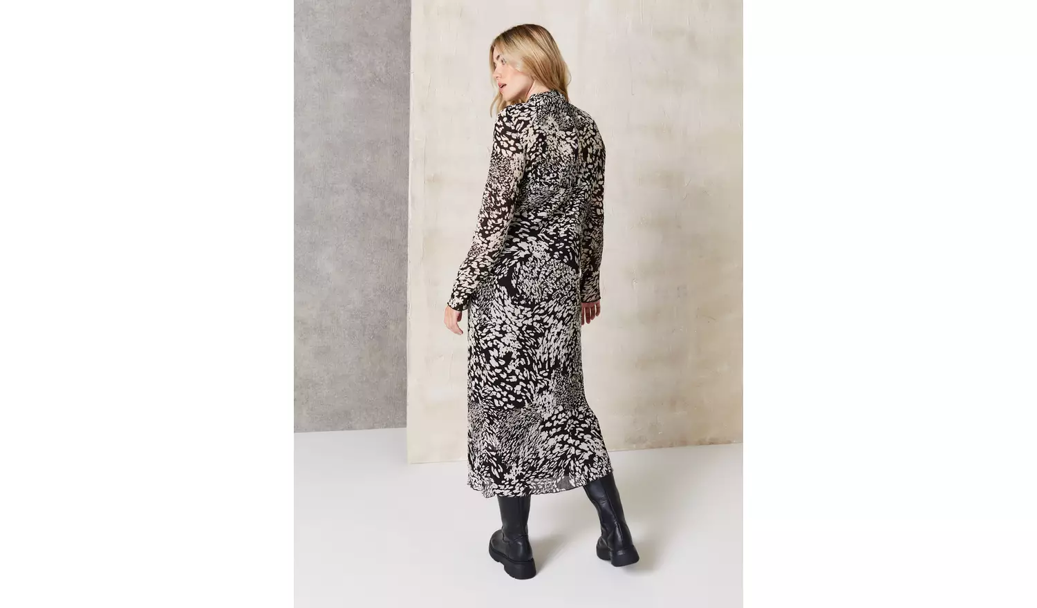 EVERBELLE Animal Printed Plisse Column Midi Dress 10