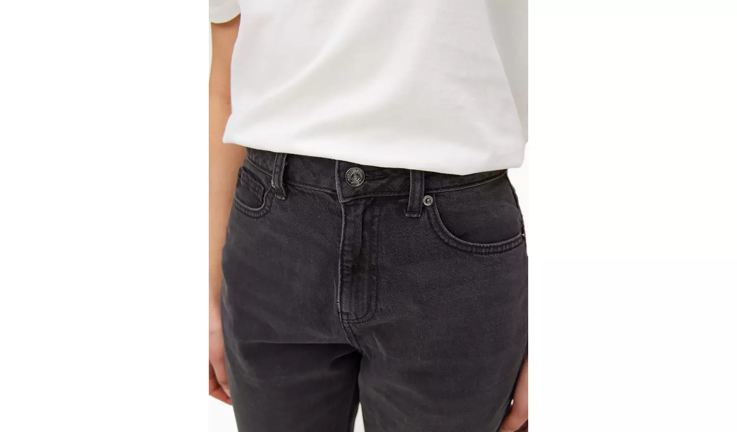 Black Rinse Denim High Rise Mom Jeans 22S