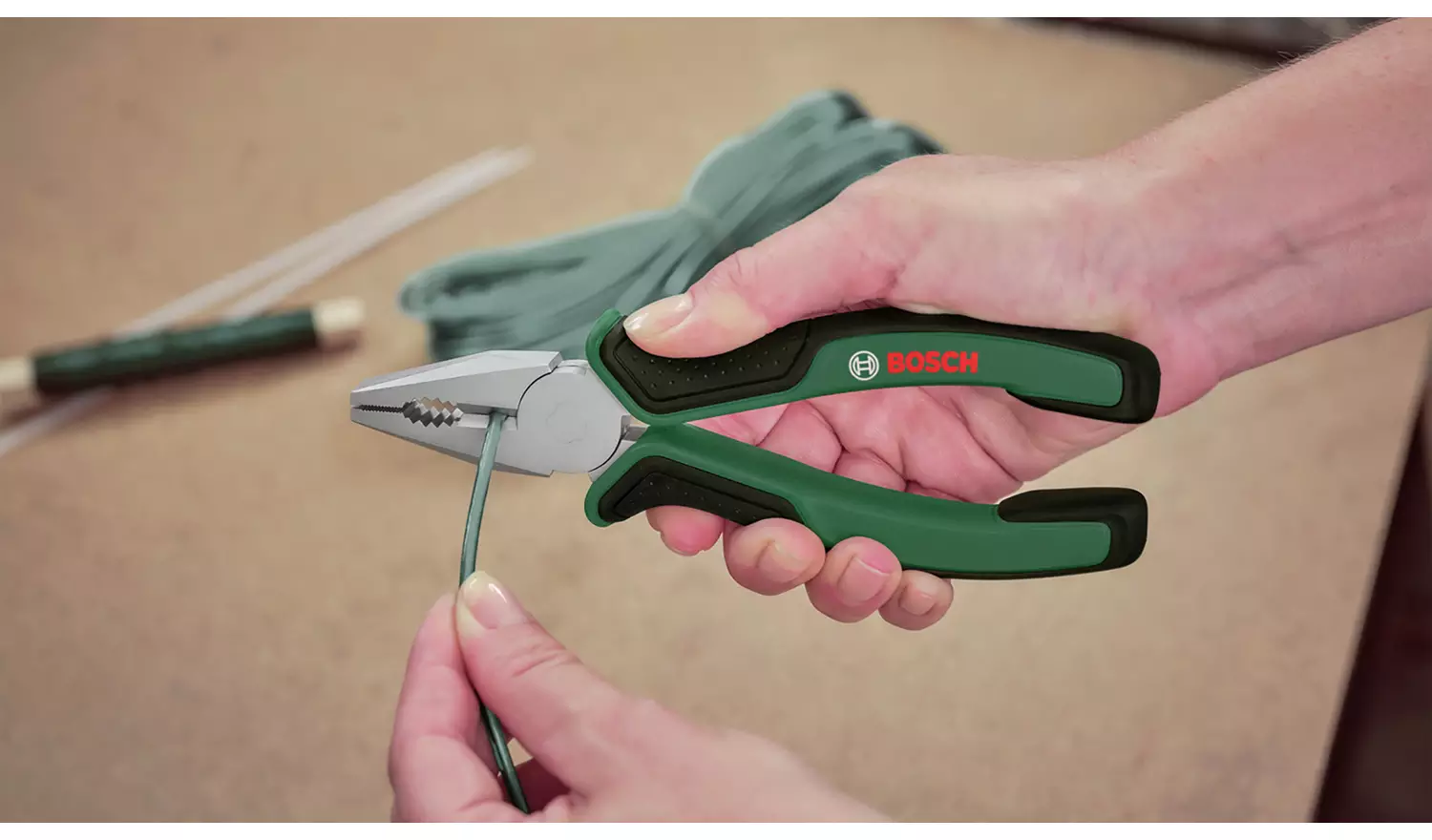 Bosch 25 Pieces Universal Hand Tool Set