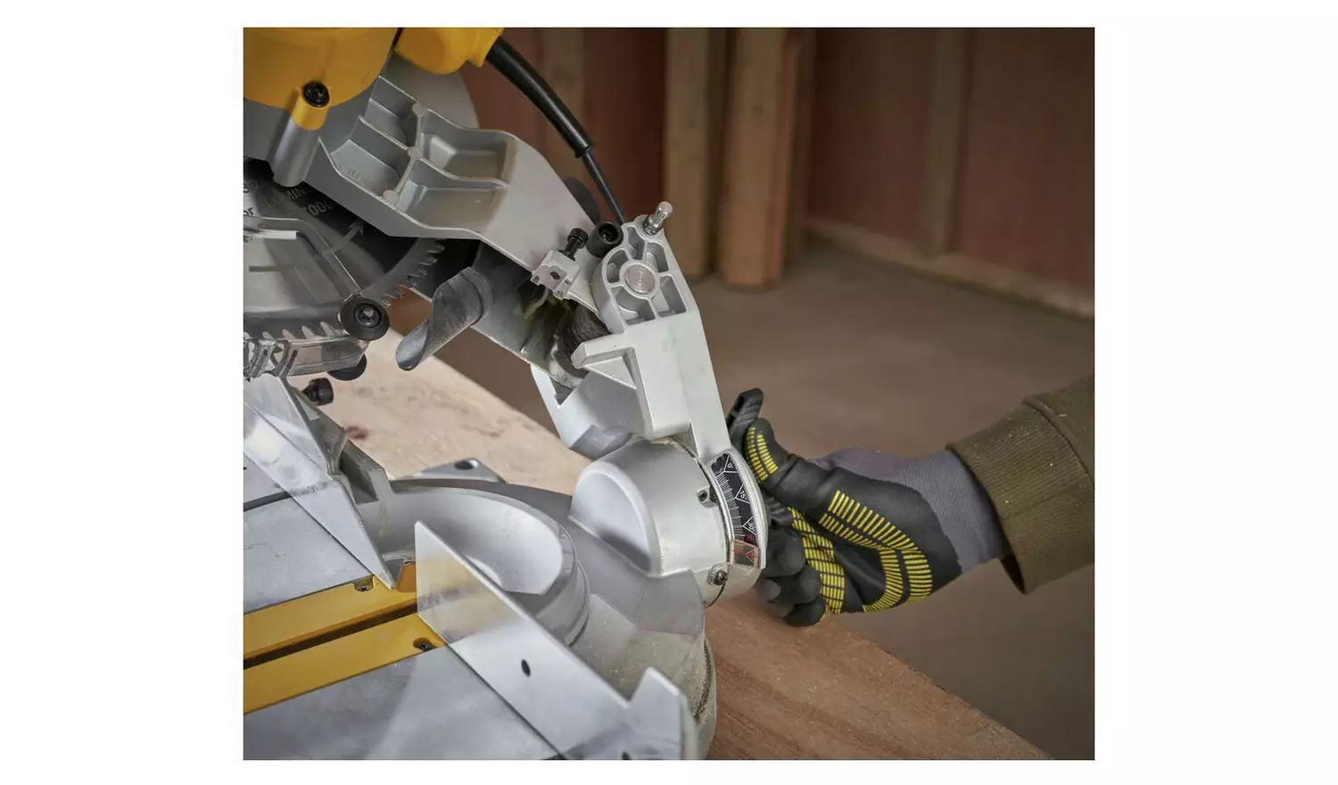 Stanley 1650W 254mm Compound Mitre Saw