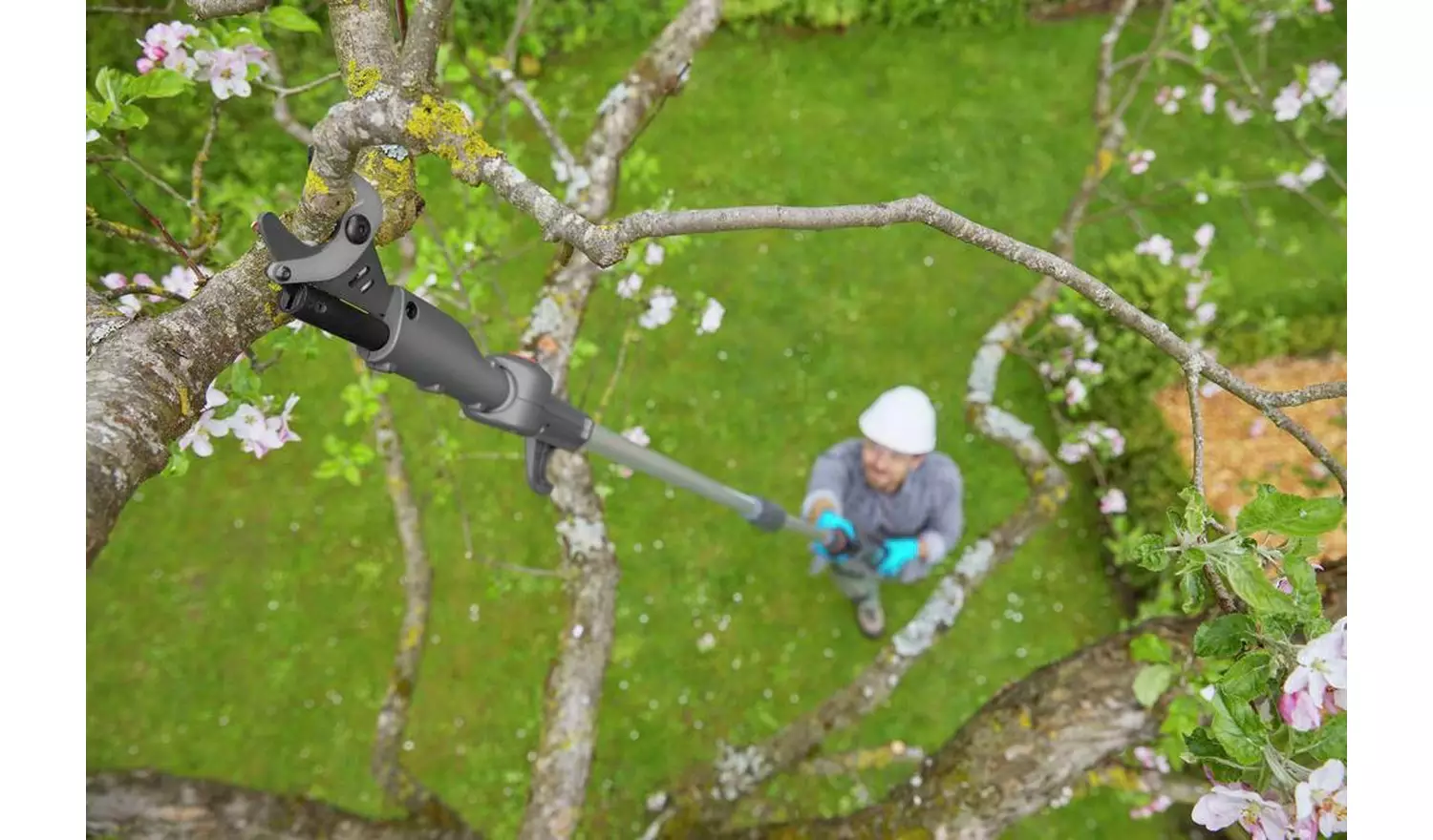 Gardena HighCut 360/18V Telescopic Pruning Lopper