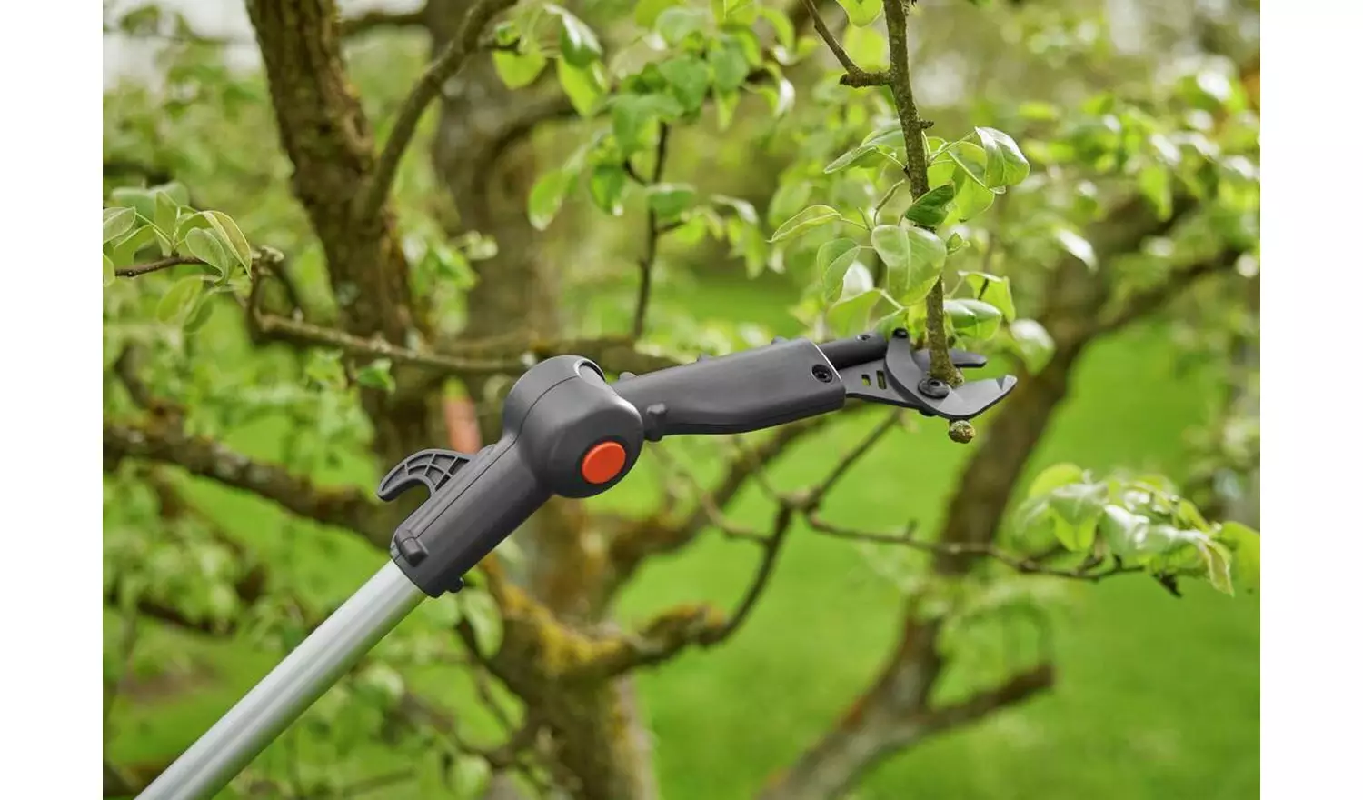 Gardena HighCut 360/18V Telescopic Pruning Lopper