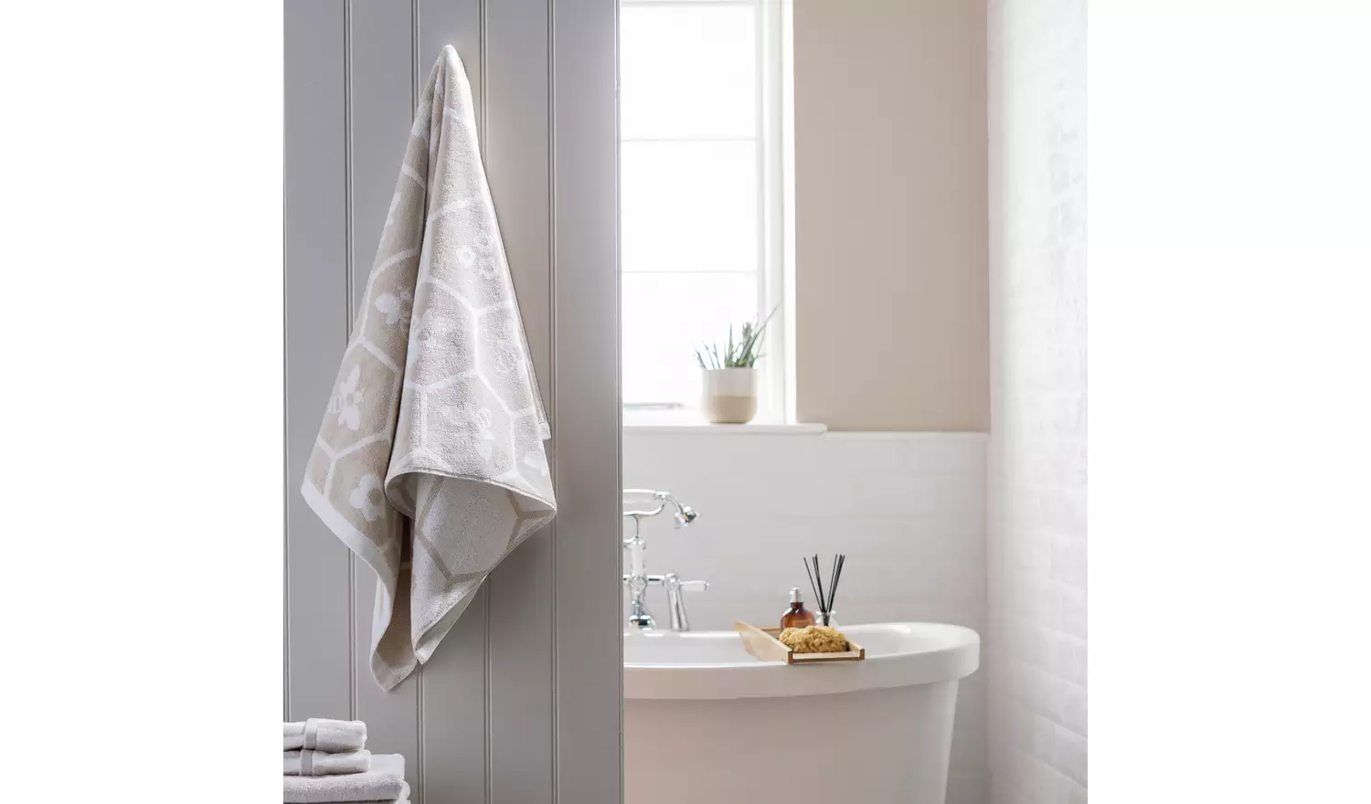 Argos Home Floral Bee Hand Towel