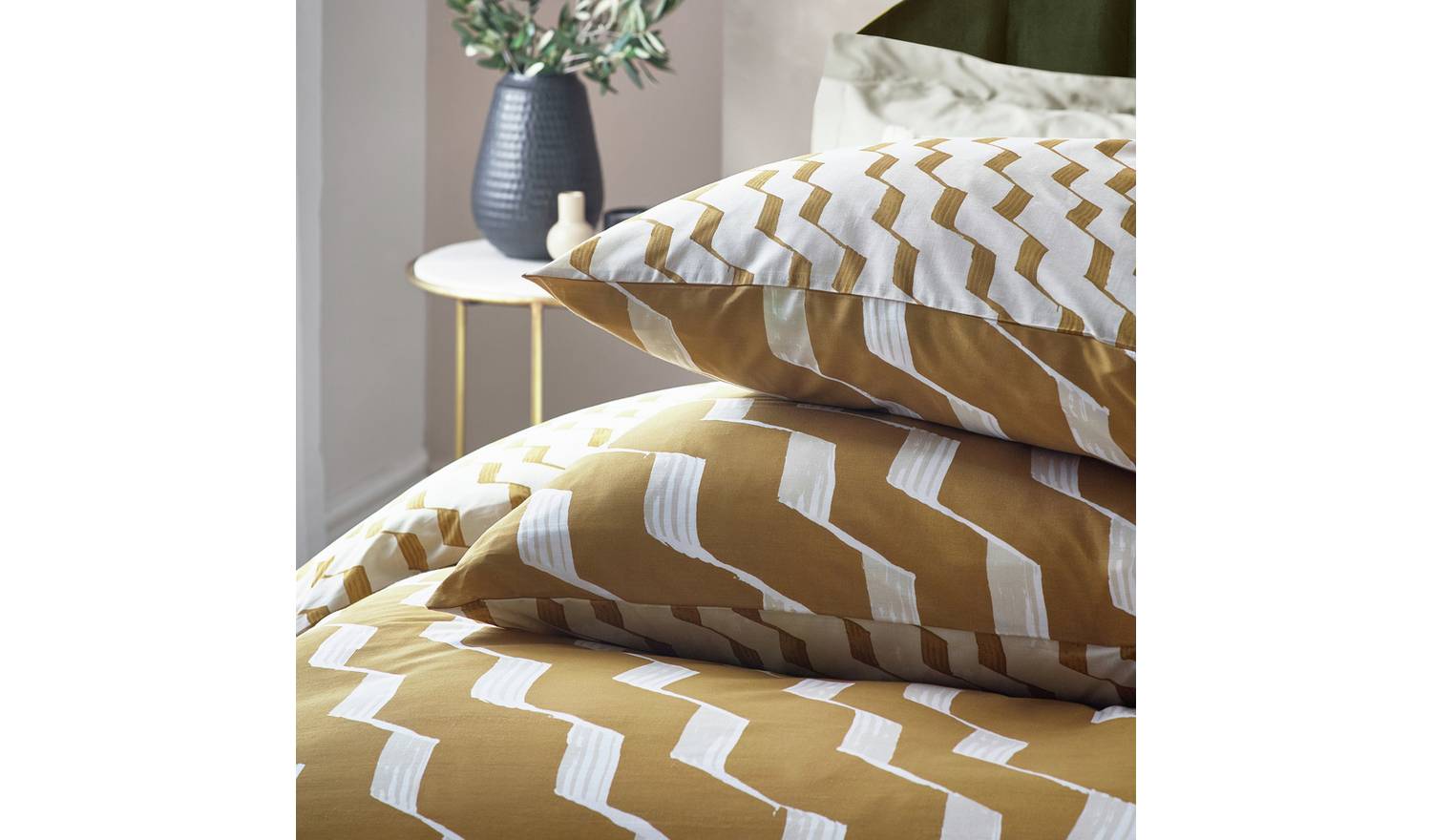 Hoem Zabine Honey Yellow Bedding Set - King size