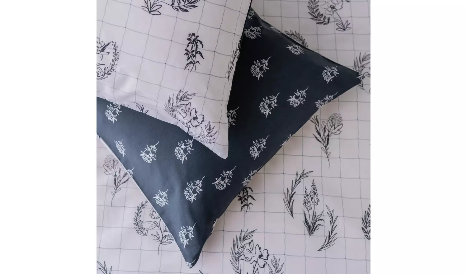 Habitat Floral Grid Print White and Blue Bedding Set - King