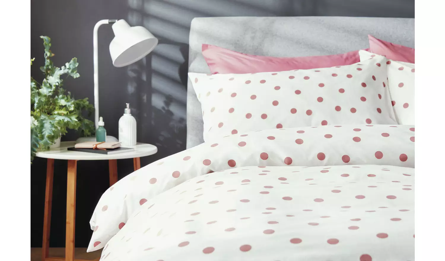 Habitat Monochrome Spot Pink Bedding Set - Kingsize
