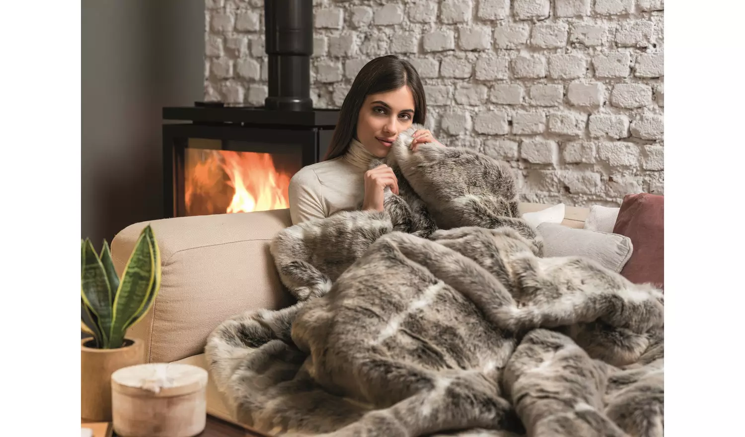 Dreamland Luxury Faux Fur Husky Heated Throw - Large