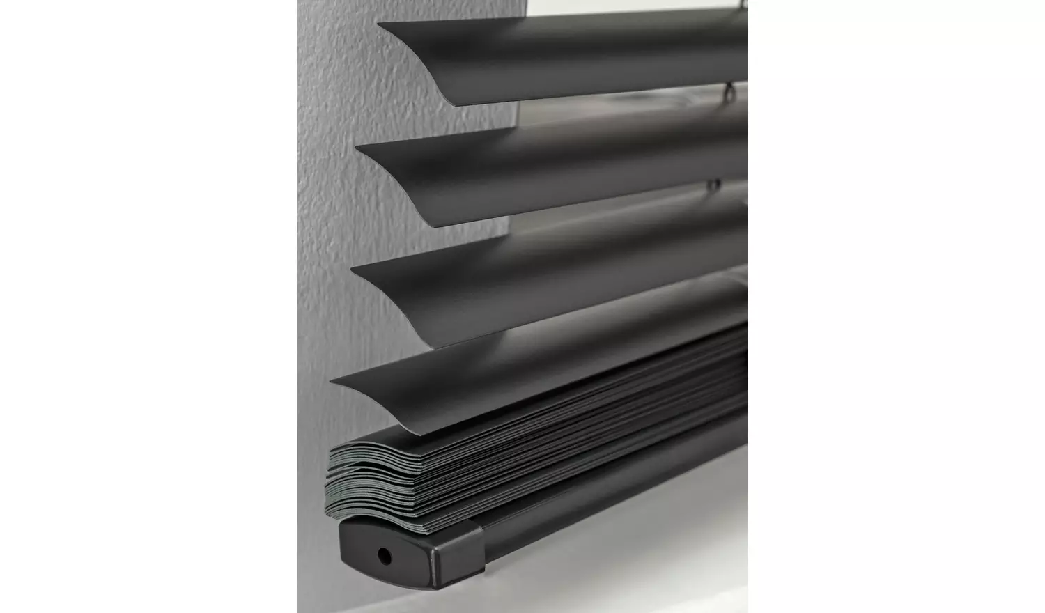 Argos Home Plastic Jet Black Venetian Blind - 120cm