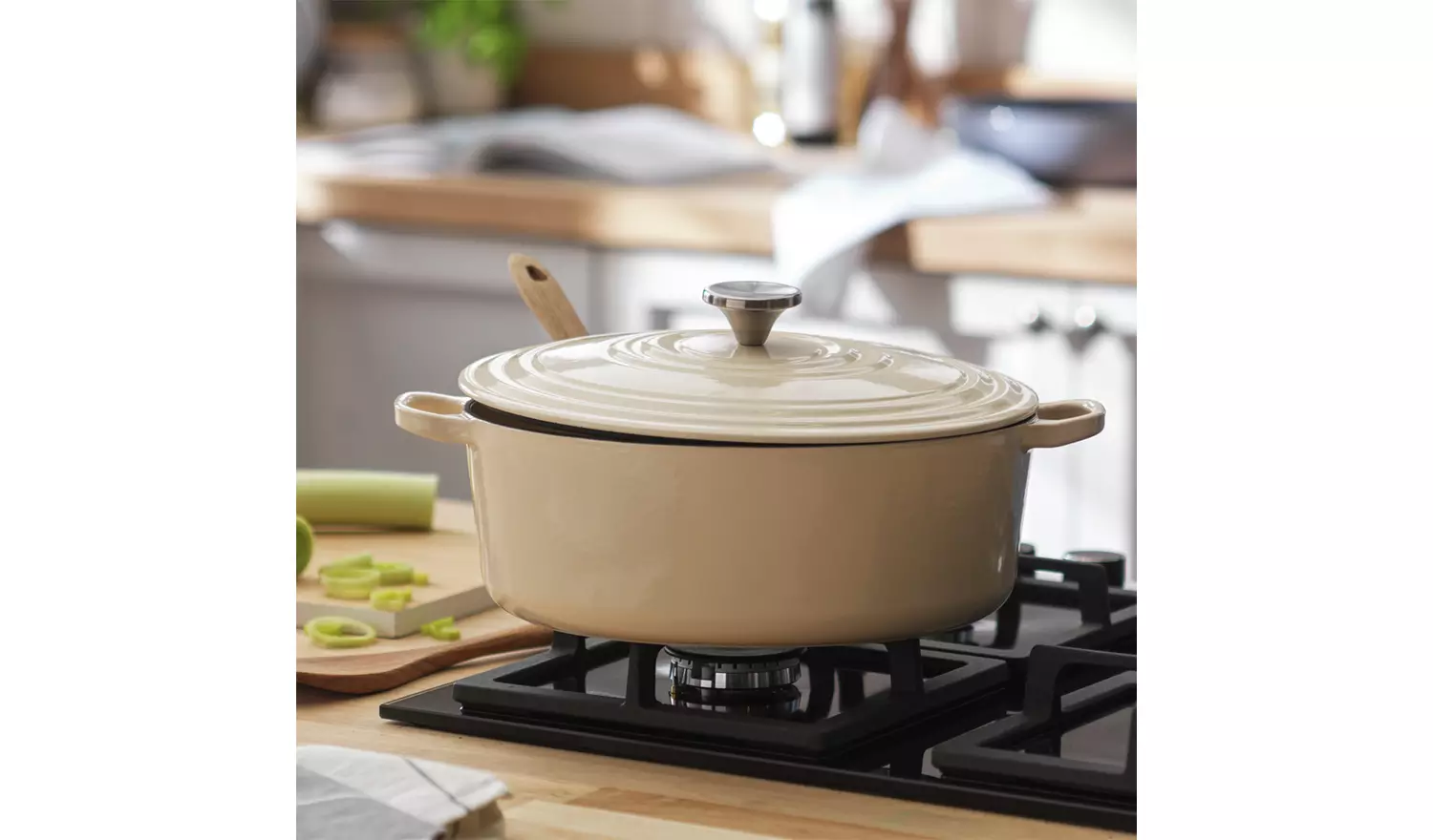 Habitat 4.7 Litre Cast Iron Oval Casserole Dish - Cream