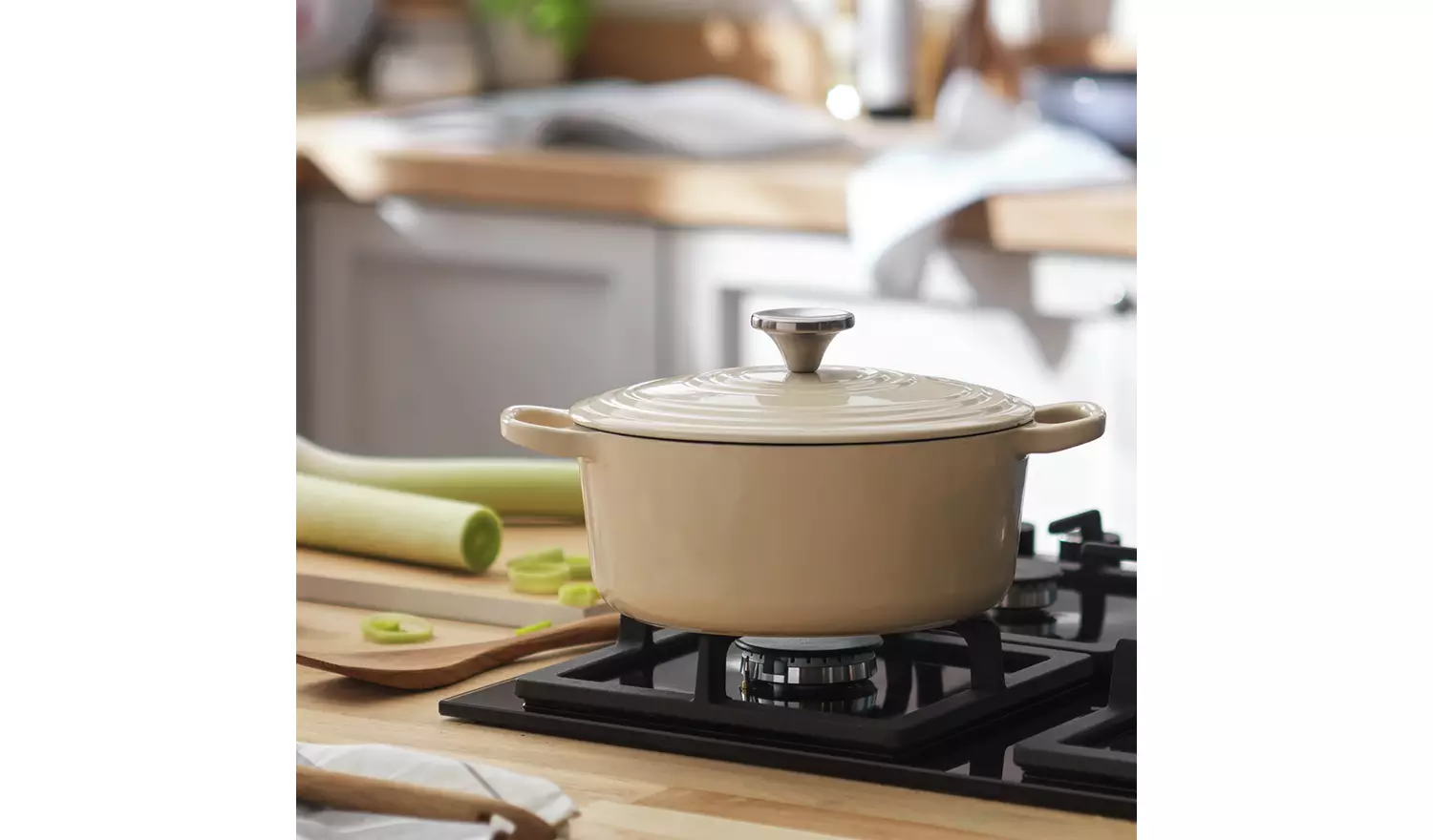 Habitat 2.4 Litre Cast Iron Oval Casserole Dish - Cream