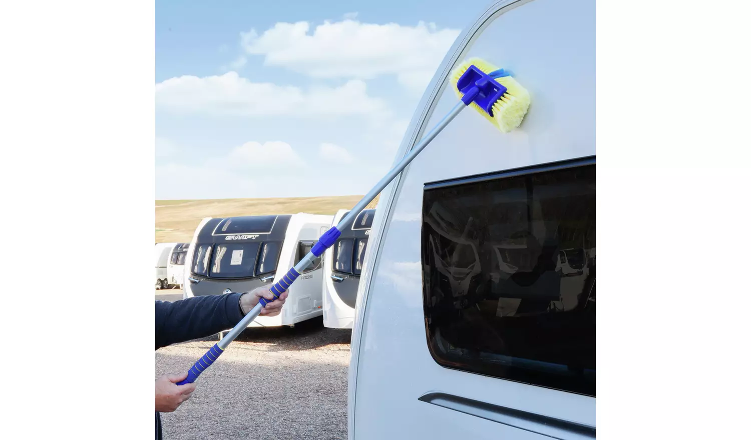 Streetwize Blaster Brush With Pressurised Jet Spray