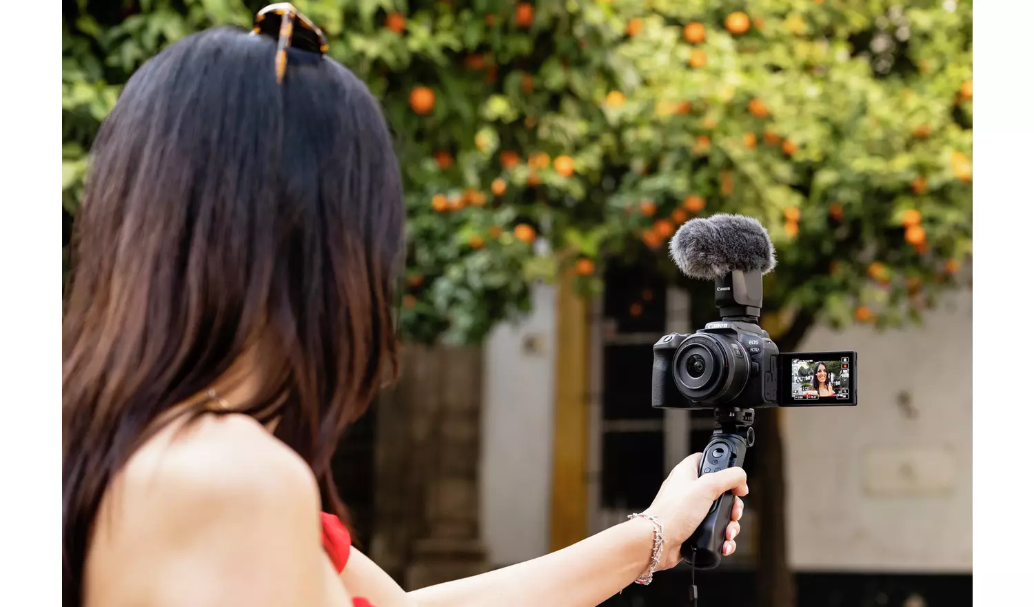 Canon EOS R10 Mirrorless Camera With 18-45mm IS STM Lens