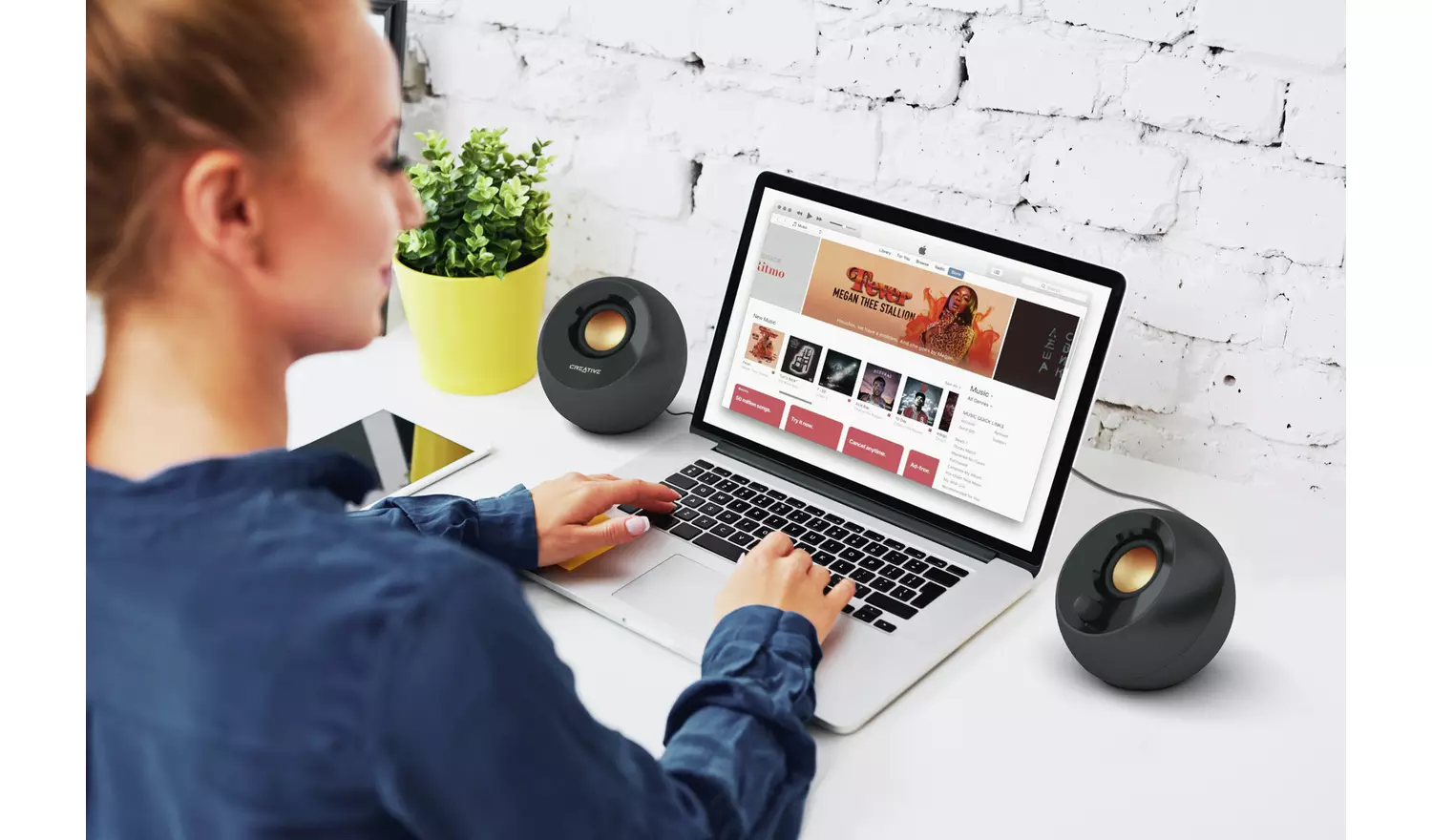 Creative Pebble v1 Modern 2.0 USB Desktop Speakers