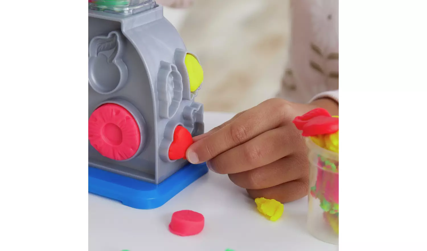 Play-Doh Swirlin' Smoothies Blender with 5 Tubs Playset