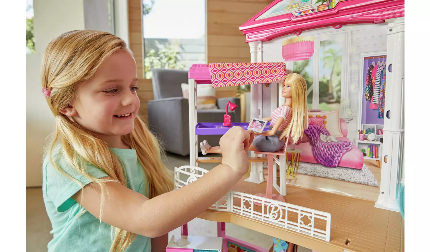 Barbie Estate Dolls House and 3 Dolls