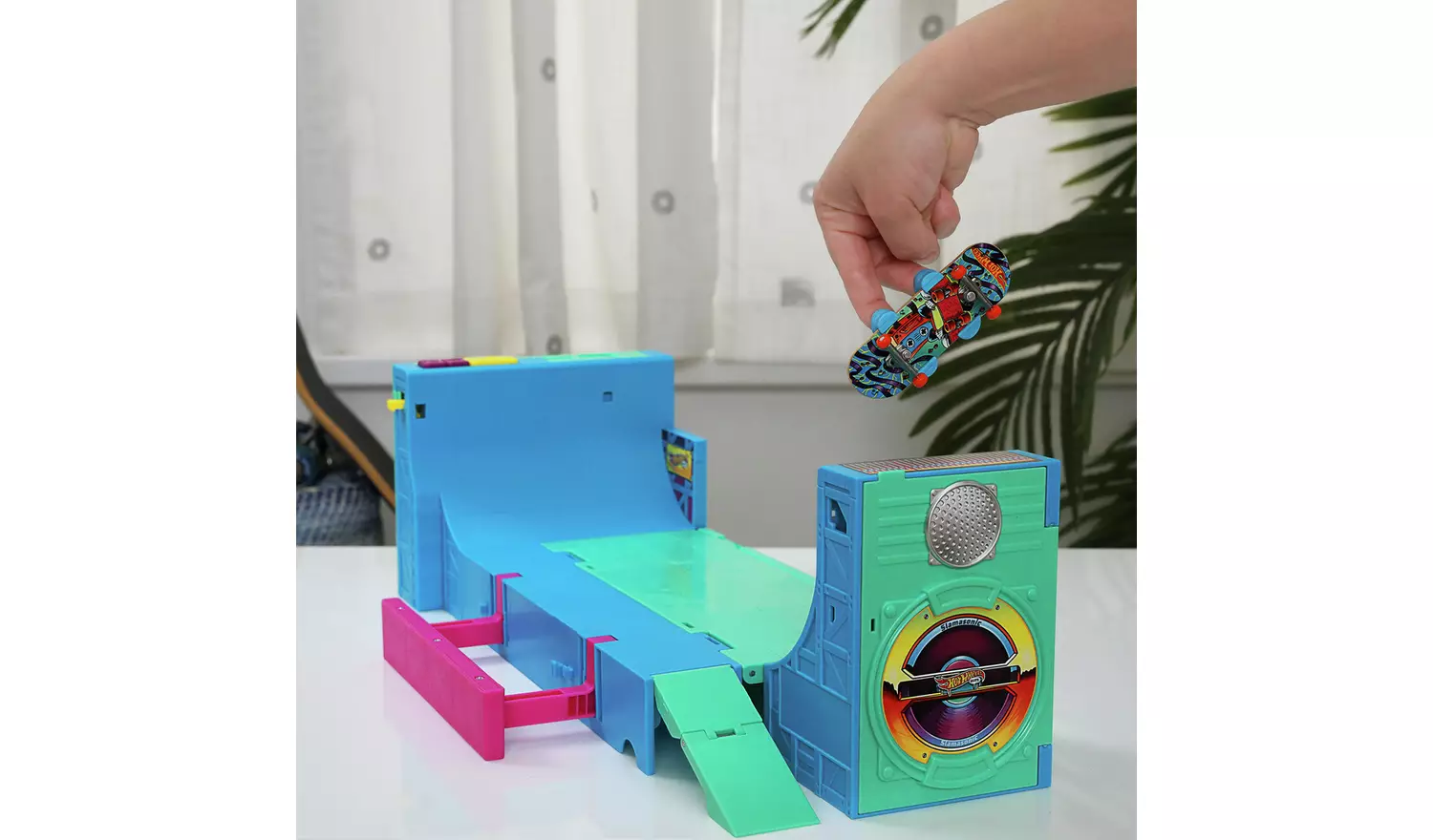 Hot Wheels Skate Boombox Skate Park Playset & fingerboard