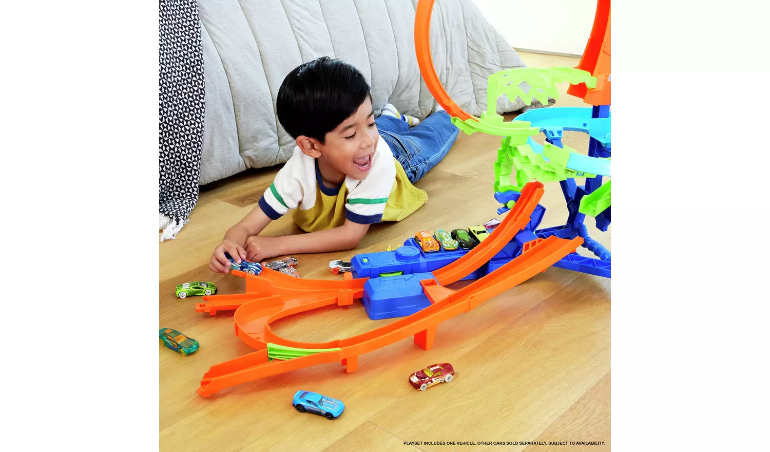 Hot Wheels Stunt Tracks Mid-Air Crash Playset & Toy Car