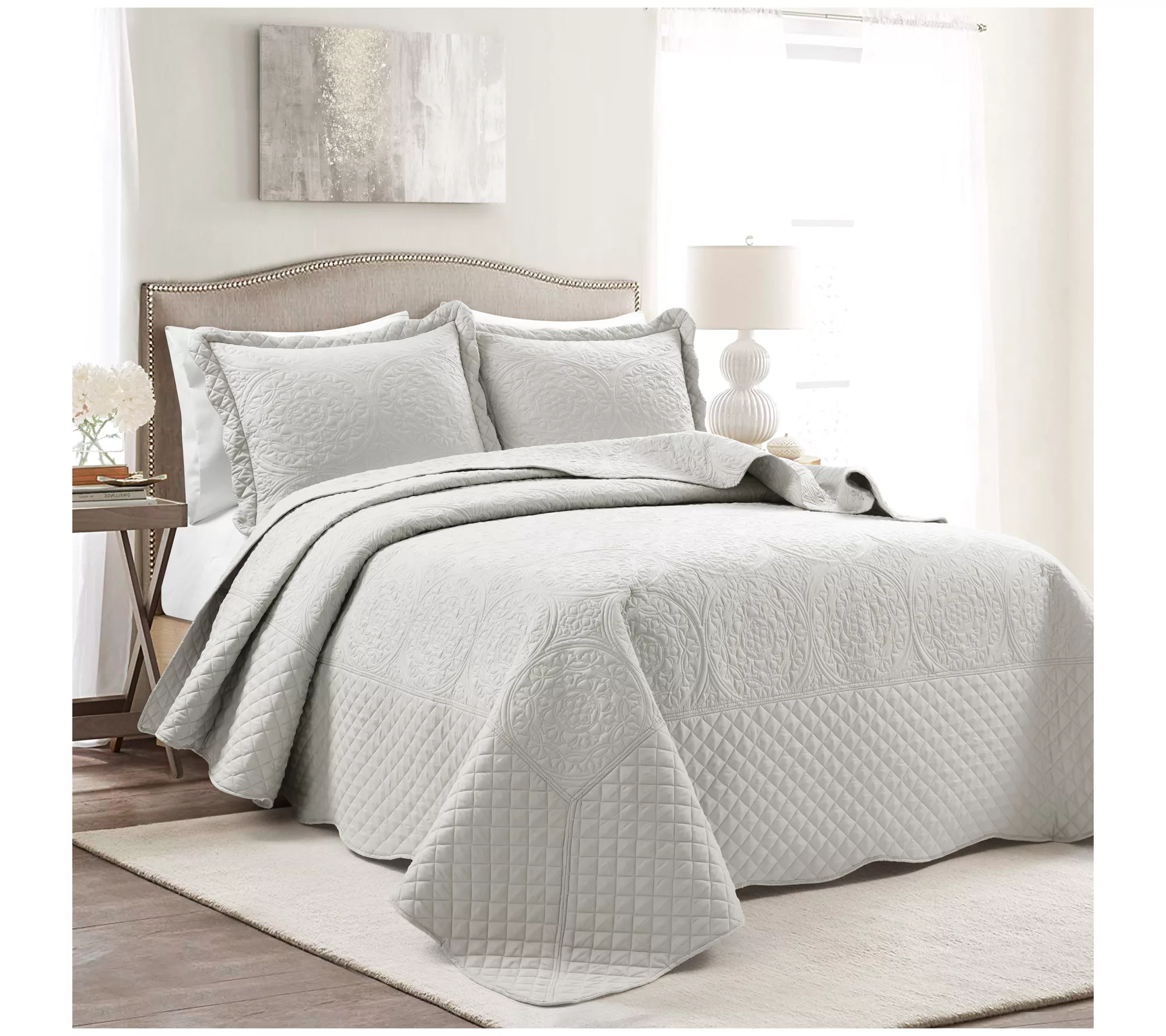 Medallion Scallop Bedspread Set Q by Lush Decor