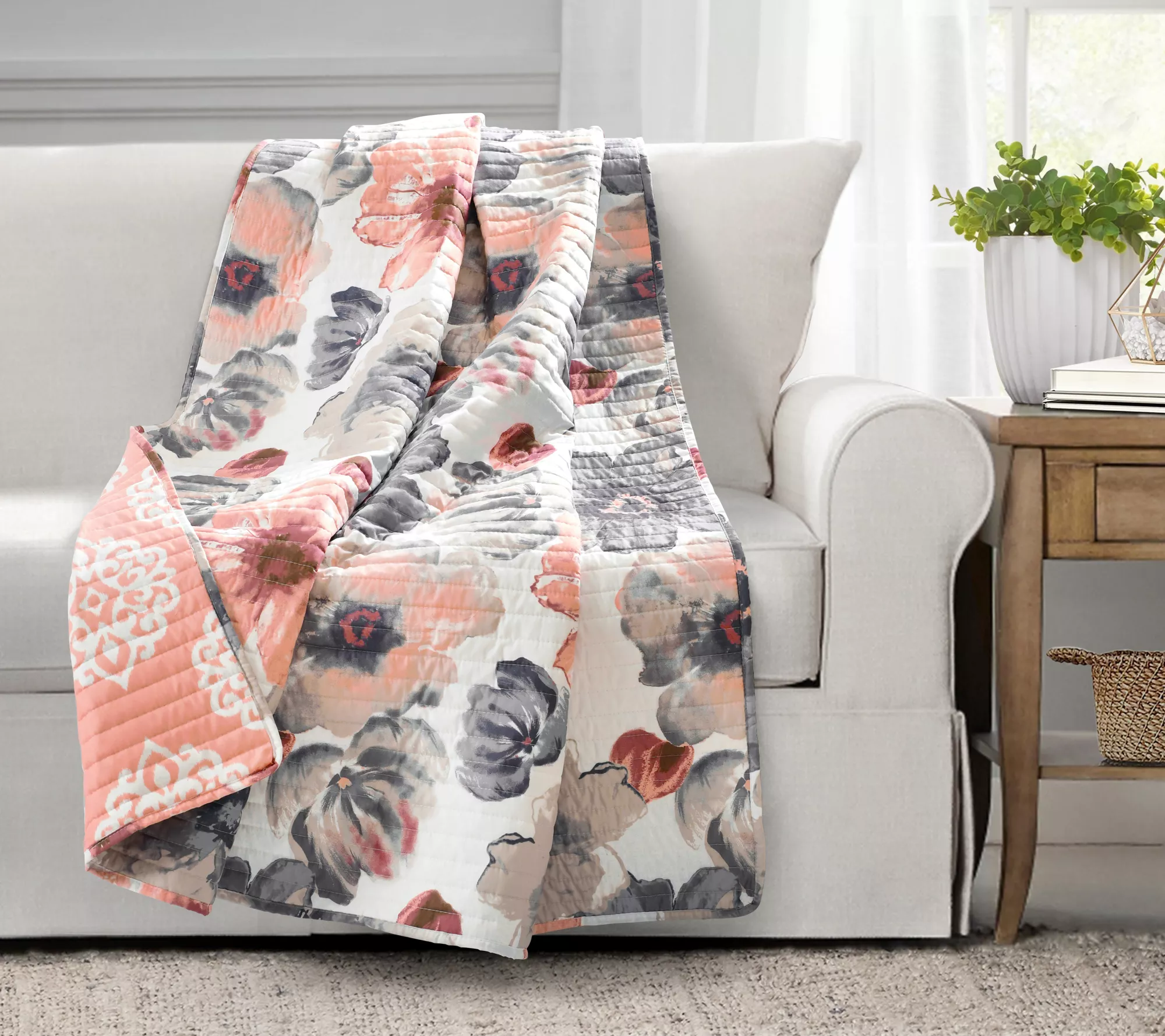 Leah Throw by Lush Decor